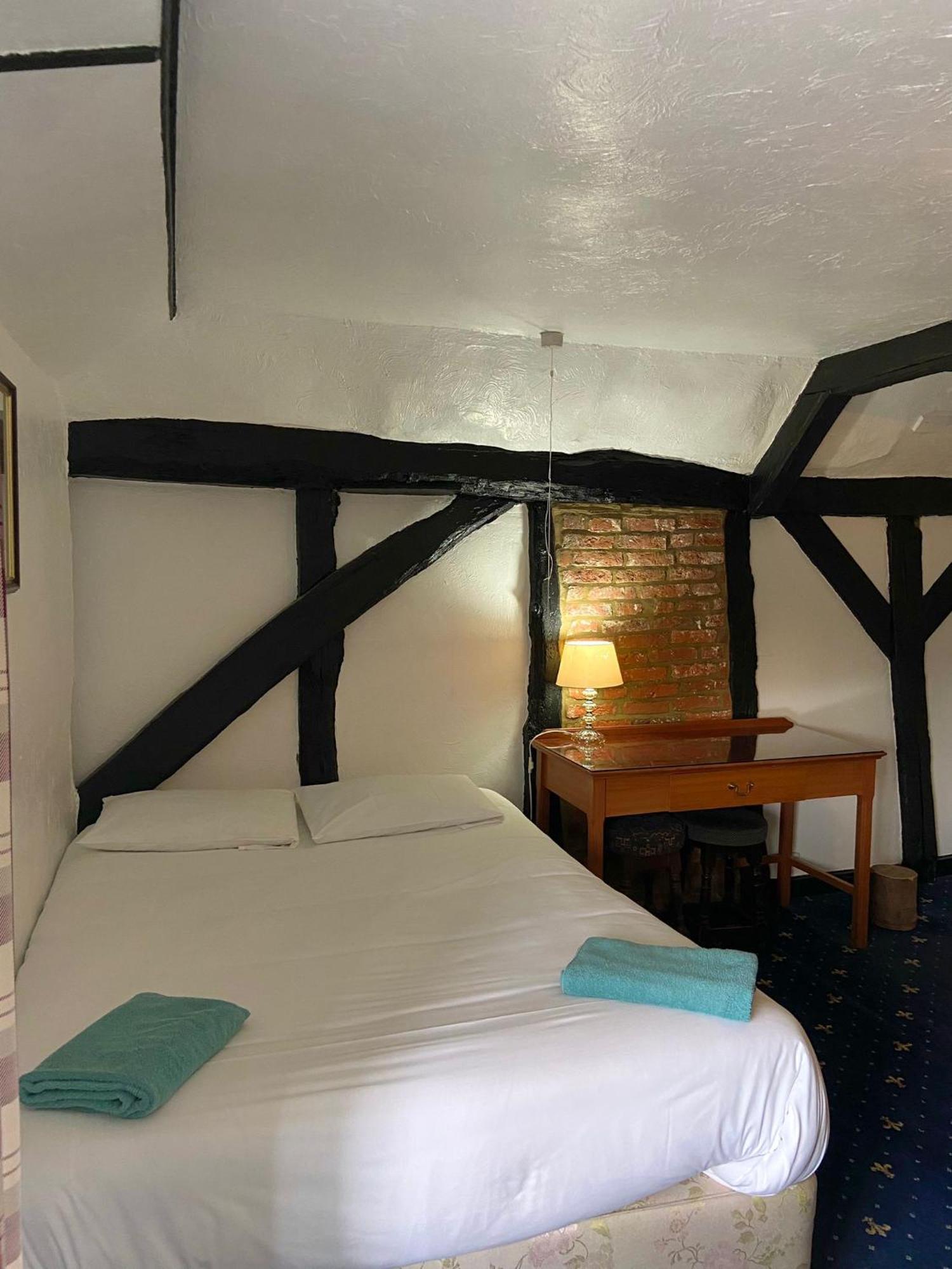 The King'S Lodge Hotel Кингс Лангли Екстериор снимка